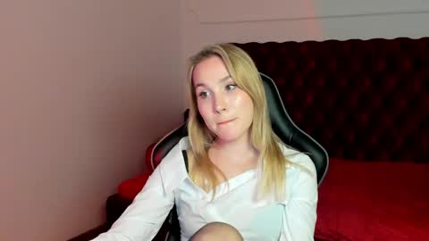 Snapshot of elaravoltage chatting on 05.27.26 elaravoltage online show from 05.27.26