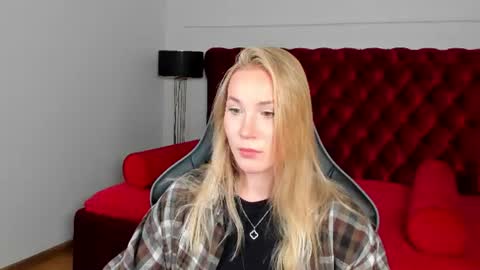 Snapshot of elaravoltage chatting on 08.10.26 elaravoltage online show from 08.10.26
