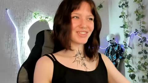 Snapshot of elastikiss chatting on 04.15.26 elastikiss online show from 04.15.26