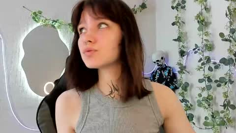 Snapshot of elastikiss chatting on 04.19.26 elastikiss online show from 04.19.26
