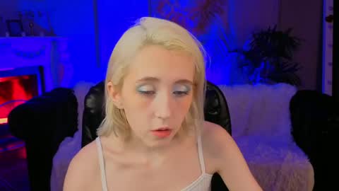 Snapshot of elen__moore chatting on 04.28.26 Elen online show from 04.28.26