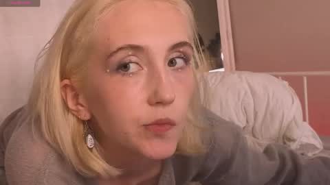 Snapshot of elen__moore chatting on 05.28.26 Elen online show from 05.28.26