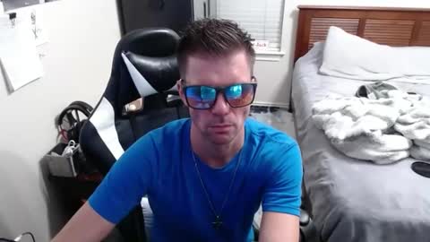 Snapshot of elevatetlb chatting on 10.06.25 Walker online show from 10.06.25