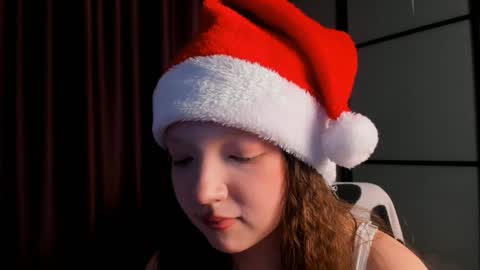 Snapshot of elianareynolds chatting on 12.20.24 Ella online show from 12.20.24