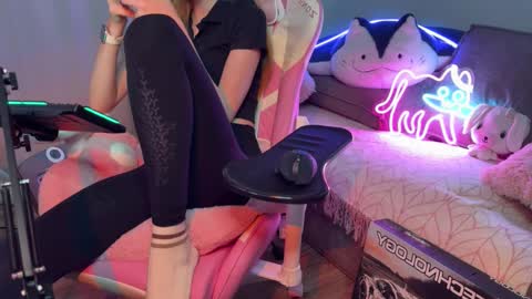 Snapshot of elisa_north chatting on 10.03.25 Elisa North online show from 10.03.25