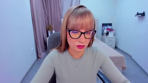 Snapshot of elisabethmills chatting on 01.08.25 Elisabeth online show from 01.08.25