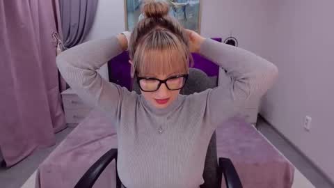 Snapshot of elisabethmills chatting on 01.24.25 Elisabeth online show from 01.24.25