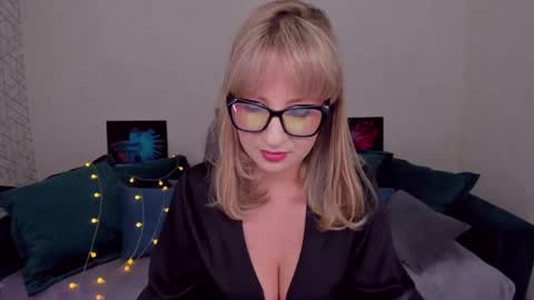 Snapshot of elisabethmills chatting on 02.07.25 Elisabeth online show from 02.07.25