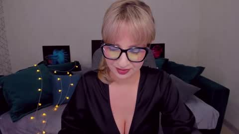 Snapshot of elisabethmills chatting on 02.07.25 Elisabeth online show from 02.07.25