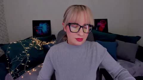 Snapshot of elisabethmills chatting on 02.14.25 Elisabeth online show from 02.14.25