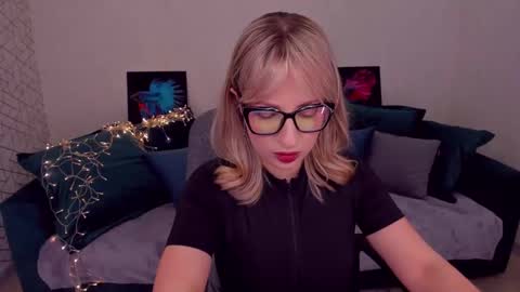 Snapshot of elisabethmills chatting on 02.18.25 Elisabeth online show from 02.18.25