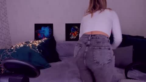 Snapshot of elisabethmills chatting on 02.23.25 Elisabeth online show from 02.23.25