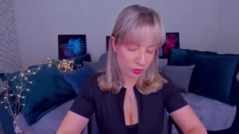 Snapshot of elisabethmills chatting on 02.28.25 Elisabeth online show from 02.28.25