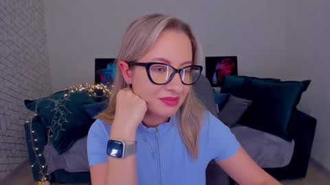 Snapshot of elisabethmills chatting on 03.10.25 Elisabeth online show from 03.10.25