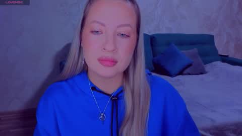 Snapshot of elisabethmills chatting on 10.13.25 Elisabeth online show from 10.13.25