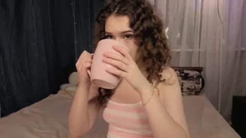 Snapshot of elishahemrich chatting on 07.23.26 Shakira online show from 07.23.26