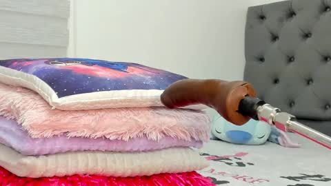 Snapshot of elizabeth_18_ chatting on 04.06.26 ELIZA online show from 04.06.26