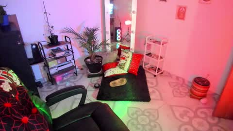 Snapshot of elizabeth_martinez98 chatting on 11.27.25 Elizabeth Martinez online show from 11.27.25