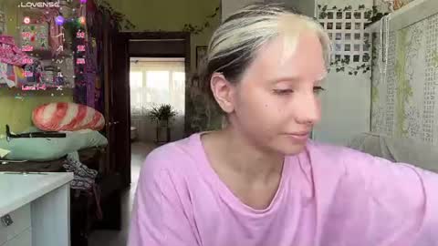 Snapshot of elizabethh_brown chatting on 08.04.26 elizabethh_brown online show from 08.04.26