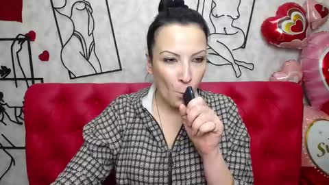 Snapshot of elizabethsho chatting on 03.11.25 ElizabethSho online show from 03.11.25