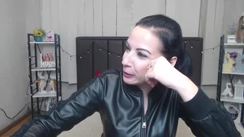 Snapshot of elizabethsho chatting on 09.19.25 ElizabethSho online show from 09.19.25