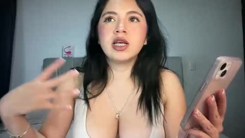 Snapshot of ella_aq chatting on 10.01.25 Ella online show from 10.01.25