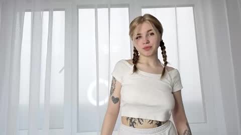 Snapshot of ella_desire chatting on 12.04.25 ella_desire online show from 12.04.25