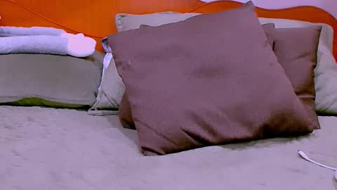 Ella  online show from 11.04.25