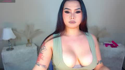 Snapshot of ella_fantasia chatting on 12.01.25 HI ITS ME ELLA online show from 12.01.25