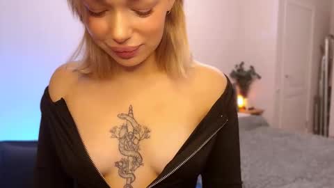 Snapshot of ellatwox chatting on 10.10.25 Ella online show from 10.10.25