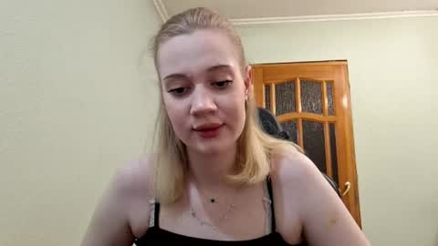 Snapshot of ellaygray chatting on 07.28.26 ellaygray online show from 07.28.26