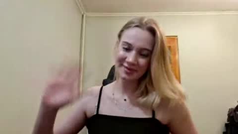 Snapshot of ellaygray chatting on 07.28.26 ellaygray online show from 07.28.26