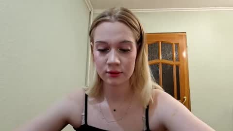 Snapshot of ellaygray chatting on 07.30.26 ellaygray online show from 07.30.26
