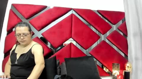 elle_hadid online show from 07.20.26