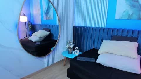 Snapshot of elli_taylor chatting on 12.19.24 Ellie Taylor online show from 12.19.24