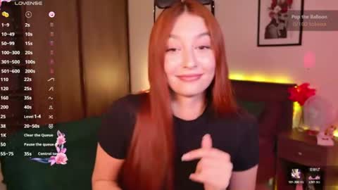 Snapshot of ellypeach chatting on 06.10.26 EllyPeach online show from 06.10.26