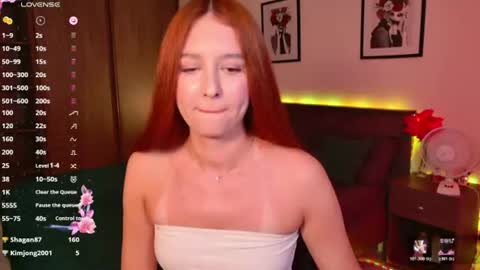 Snapshot of ellypeach chatting on 06.12.26 EllyPeach online show from 06.12.26