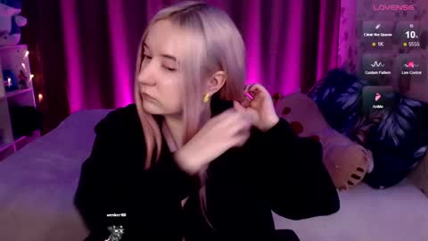 Snapshot of elovinora chatting on 12.20.24 Ela give me a thumbs up if you like it and this is important for the development of the account online show from 12.20.24