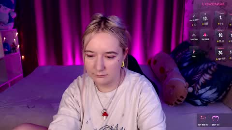 Snapshot of elovinora chatting on 12.28.24 Ela give me a thumbs up if you like it and this is important for the development of the account online show from 12.28.24