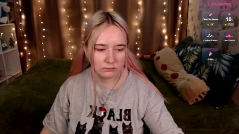 Snapshot of elovinora chatting on 01.03.25 Ela give me a thumbs up if you like it and this is important for the development of the account online show from 01.03.25