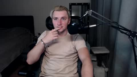 Snapshot of elvin_vaenight chatting on 10.07.25 Elvin Vaenight online show from 10.07.25