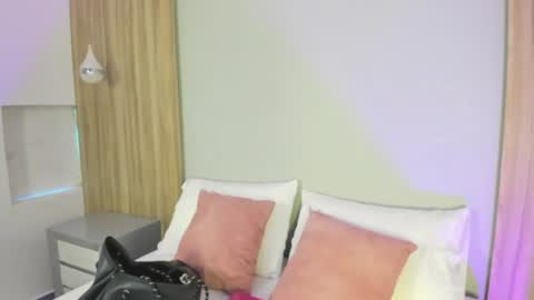 Snapshot of elysian20_ chatting on 06.11.26 E L Y online show from 06.11.26
