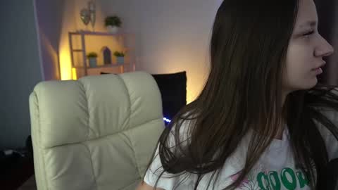 Snapshot of elyslunar_ chatting on 12.12.24 Call me Elis online show from 12.12.24