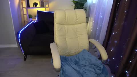 Snapshot of elyslunar_ chatting on 01.15.25 Call me Elis online show from 01.15.25