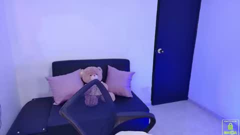 Snapshot of ema__miller chatting on 01.08.25 ema__miller online show from 01.08.25