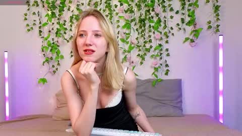 Snapshot of emacalim_ chatting on 03.12.26 Emma online show from 03.12.26