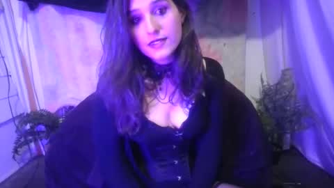 Snapshot of embers_of_eternity chatting on 01.18.25 Ellie online show from 01.18.25