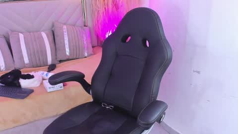 Snapshot of emelie_ch_ chatting on 12.12.24 Emily  online show from 12.12.24