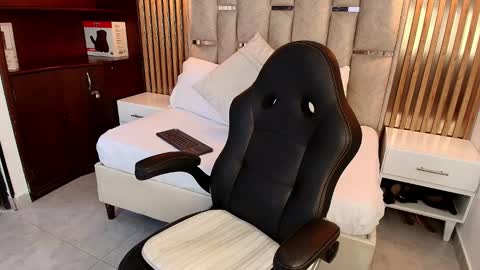 Snapshot of emelie_ch_ chatting on 09.17.25 Emily  online show from 09.17.25