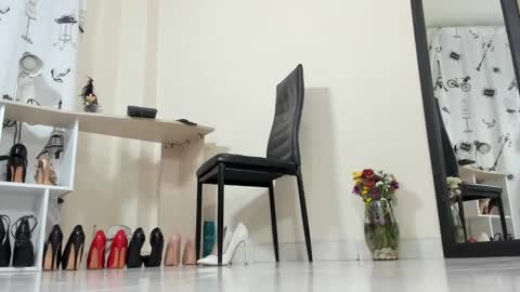 Snapshot of emely_garcia chatting on 02.14.25 Emely   online show from 02.14.25